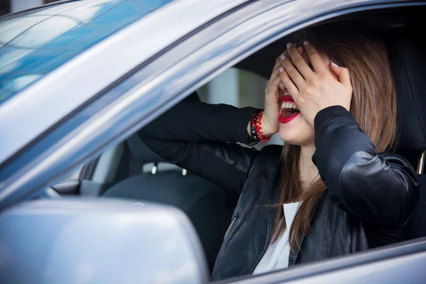 Женщина-водитель испугалась перед аварией — стоковое фото