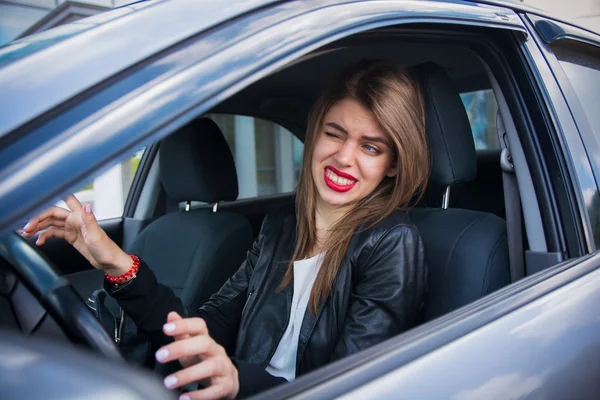 Kadını sürücüsü şok kazasında önce korkuttu