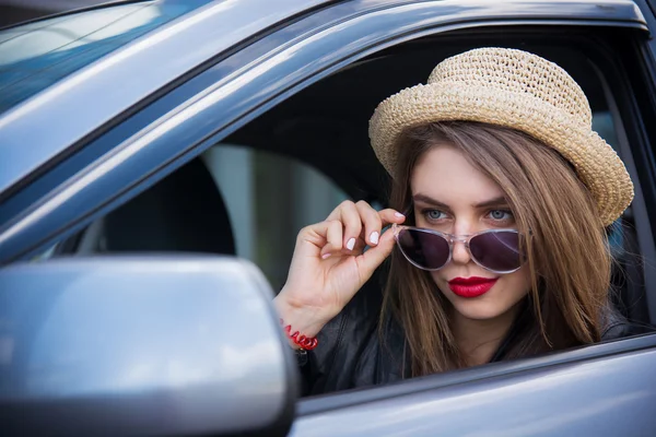 Mulher feliz no chapéu de verão e óculos de sol olhando através de óculos — Fotografia de Stock