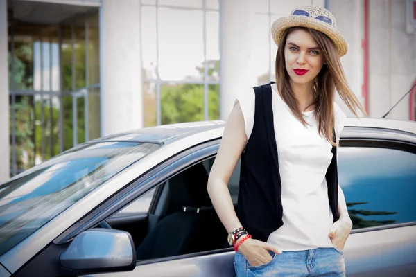 Beautiful hipster girl standing near her car — Stock Photo, Image