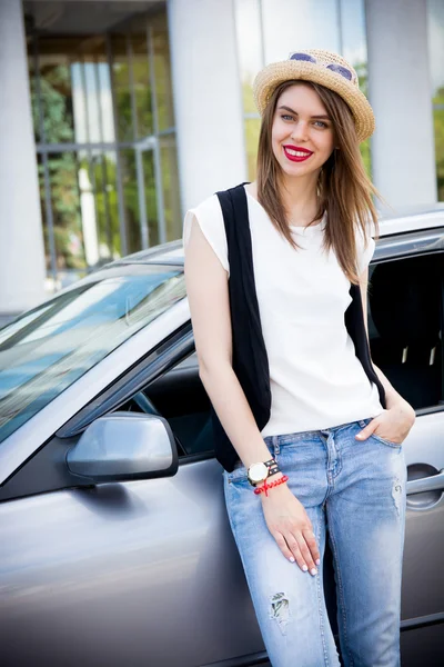 Beautiful hipster girl standing near her car — Stock Photo, Image