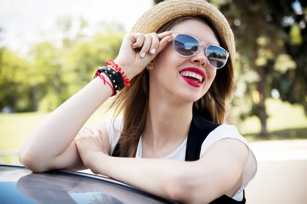 Beautiful hipster girl standing near her car — Stock Photo, Image