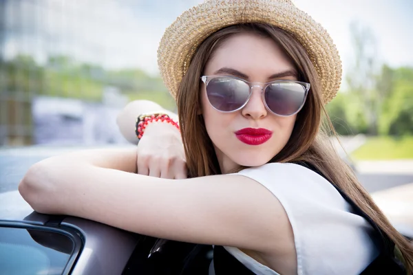 Menina hipster bonita de pé perto de seu carro — Fotografia de Stock