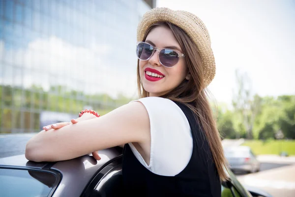Dziewczyna piękna hipster stojący w pobliżu jej samochód — Zdjęcie stockowe