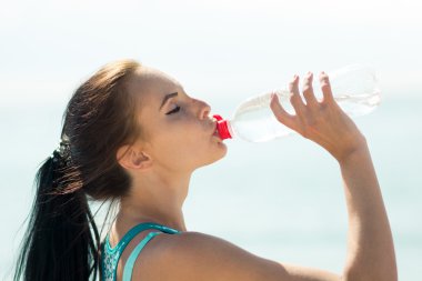 Kumsalda çalıştırdıktan sonra Fitness kadın içme suyu