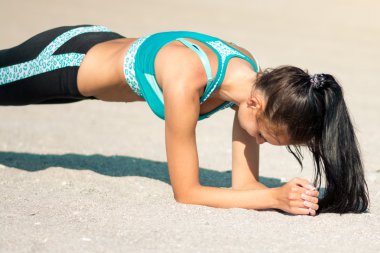 Kadının üzerinde günbatımı Plajı'nda açık havada tahta poz yapması
