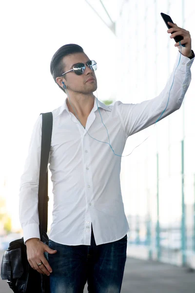 Férfi séta közben zenét hallgatni szabadban így selfie szemüveg — Stock Fotó