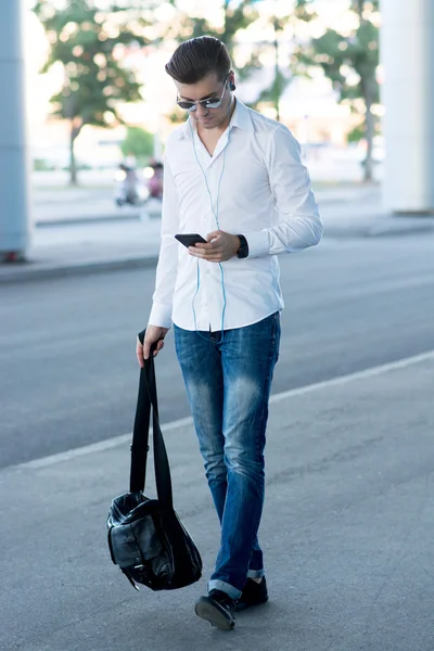 Hombre caminando escuchando música auriculares concepto — Foto de Stock