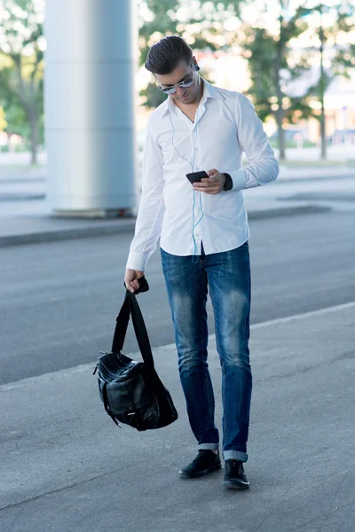 Hombre caminando escuchando música auriculares concepto — Foto de Stock