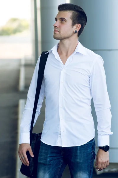 Atractivo hombre está esperando en la estación de pie — Foto de Stock