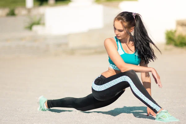 Спортивная женщина растягивает упражнения тренировки фитнес на пляже с — стоковое фото