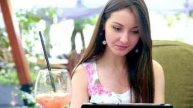 modern kafede akıllı telefon kullanan kadın