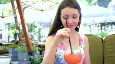 kafede lezzetli kokteyl içme çekici genç bir kadın