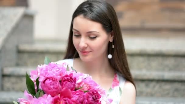 Kvinna med blommor pioner utomhus sniff — Stockvideo