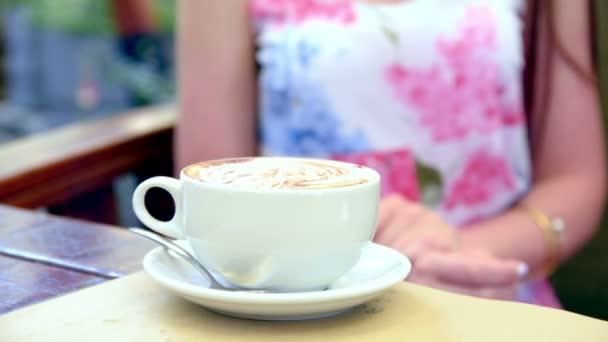 Chica huele el aroma de café recién hecho — Vídeo de stock