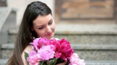 Çiçekler peonies açık havada sniff kadınla