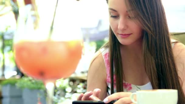 Mujer usando el teléfono inteligente en la cafetería moderna — Vídeo de stock