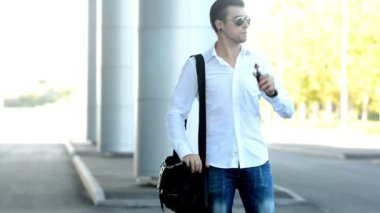 Bir adam sigara elektronik sigara duman exhaling sokak portre, silme