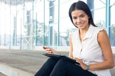 Internet alışveriş online ve kadın ile tablet pc kredi kartı
