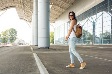 backpa ile sokakta yürürken yaşam tarzı genç kadın portre