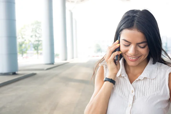 Kobieta rozmawia przez telefon, biorąc konwersacji — Zdjęcie stockowe