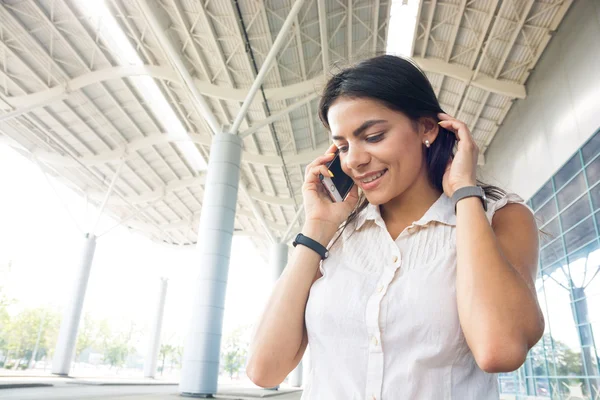 Kobieta rozmawia przez telefon, biorąc konwersacji — Zdjęcie stockowe