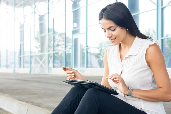 Compras por Internet mujer en línea con tableta PC y tarjeta de crédito — Foto de Stock