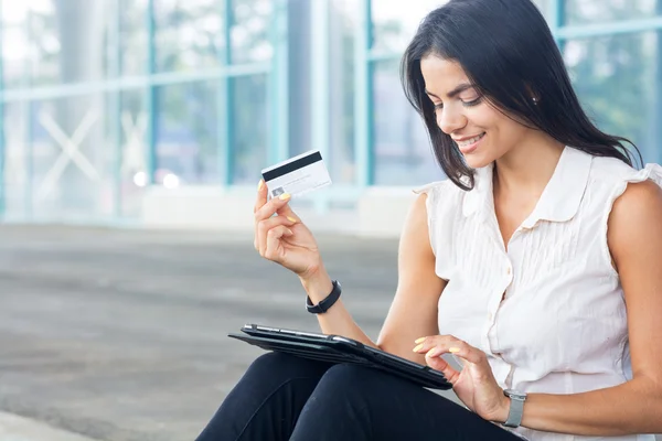 Internet alışveriş online ve kadın ile tablet pc kredi kartı