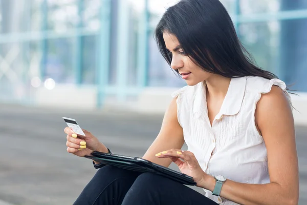 Compras por Internet mujer en línea con tableta PC y tarjeta de crédito — Foto de Stock