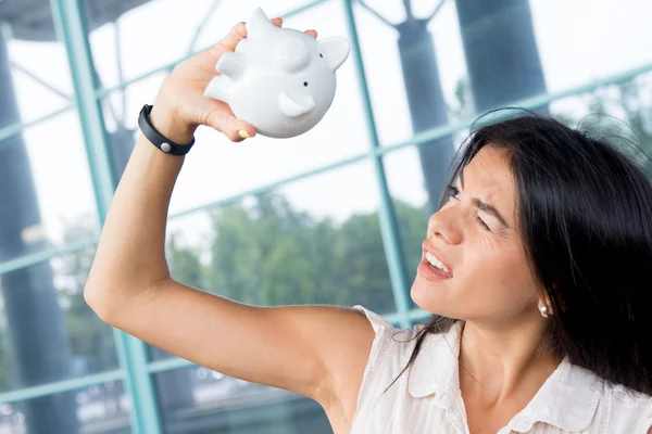 Genç kadın ile boş kumbara endişeli