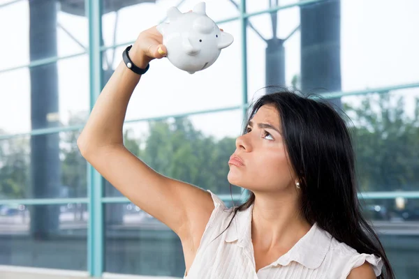 Genç kadın ile boş kumbara endişeli