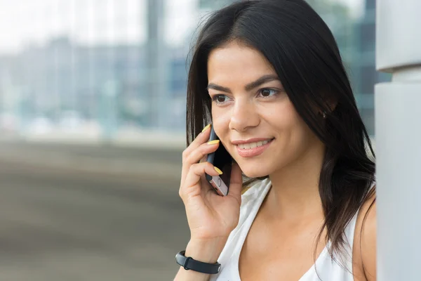 Jovem mulher falando no celular — Fotografia de Stock