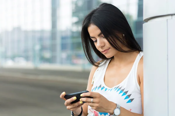 Hermosa dama navegando por su teléfono inteligente — Foto de Stock