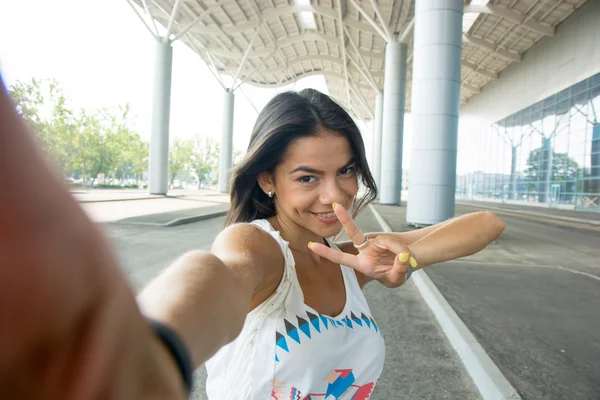Uśmiechnięta kobieta robi selfie na miejskiej ulicy — Zdjęcie stockowe