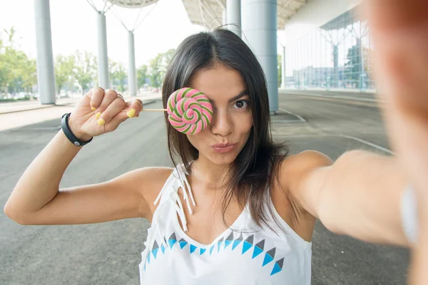 La chica con piruleta se fotografió a sí misma al estilo Selfie — Foto de Stock