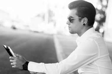 İşadamı elektronik tablet ile bina dışında