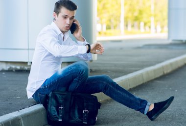 konuşmak Smartphone road yakınındaki otururken yakışıklı genç