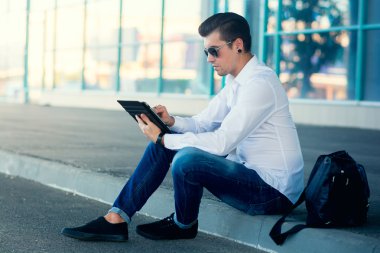 İşadamı elektronik tablet ile bina dışında