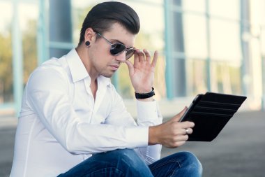 İşadamı elektronik tablet ile bina dışında