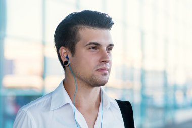 Yakışıklı adam gün güneşli yaz müzik dinleme