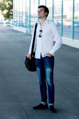 Tam uzunlukta yakışıklı genç adamın kulaklık müzik dinle