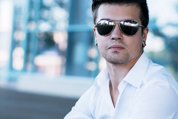 Retrato de un joven sonriente con gafas de sol —  Fotos de Stock