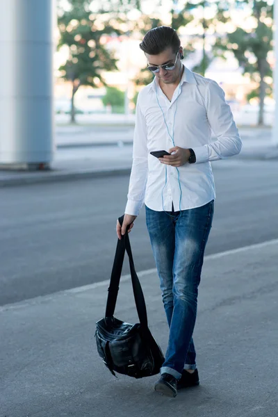 Hombre caminando escuchando música auriculares concepto — Foto de Stock