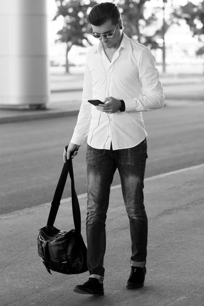 Hombre caminando escuchando música auriculares concepto — Foto de Stock