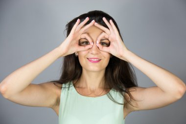 Mutlu kadın parmak maske yapıyor