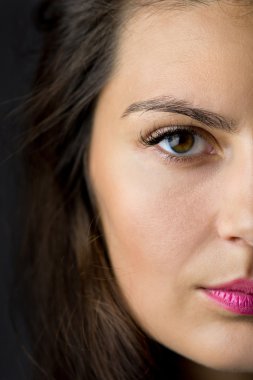 Portre genç güzel kadın yüz yarısını kapatın