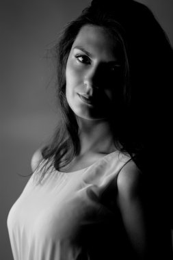 siyah-beyaz genç bayan portresi