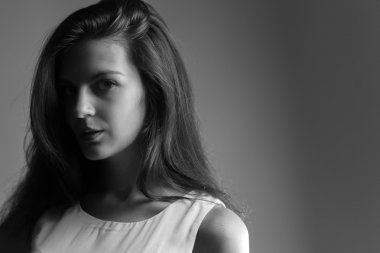 siyah-beyaz genç bayan portresi