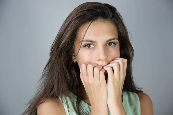 Impactado hermosa chica cubriendo su boca con las manos — Foto de Stock