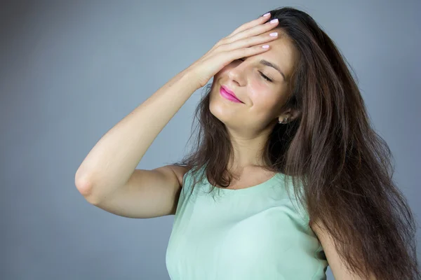 Ładny, młoda kobieta uśmiechając się zrobić facepalm — Zdjęcie stockowe